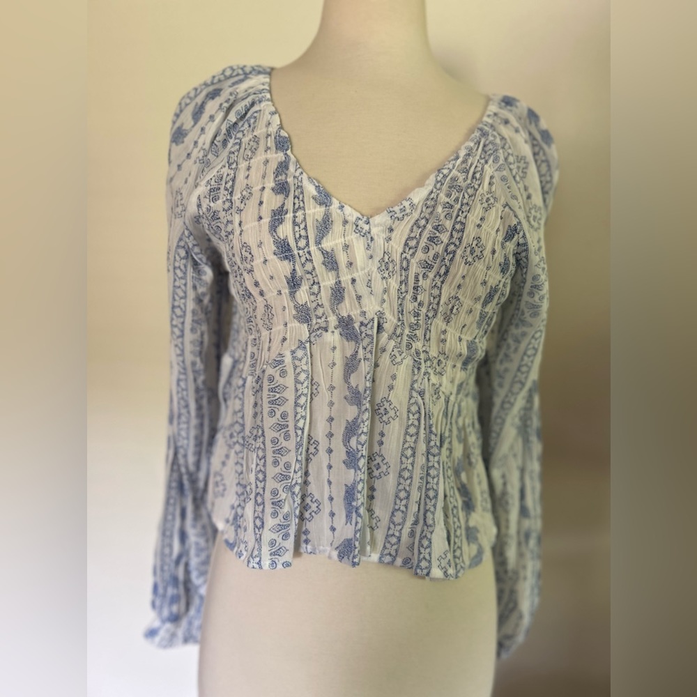 True Craft Blouson sleeve geometric peplum top size L . NWT.